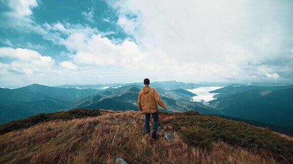 在风景如画的山上跑步的人