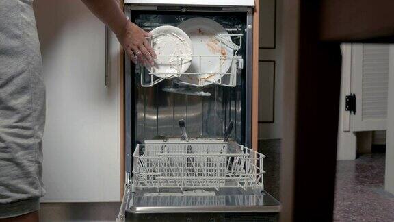 把脏盘子放进洗碗机