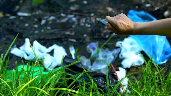 手扔塑料帽在肮脏的湖里不负责任的人影响野生动物