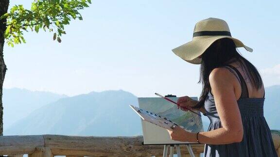 年轻女子在画上画山