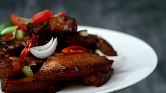 甜炖泰国菜甜猪肉饭高脂肪含量和美味的4k视频