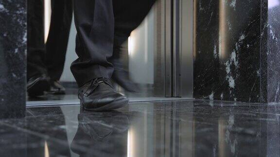 LD商务人士走出电梯时的双腿