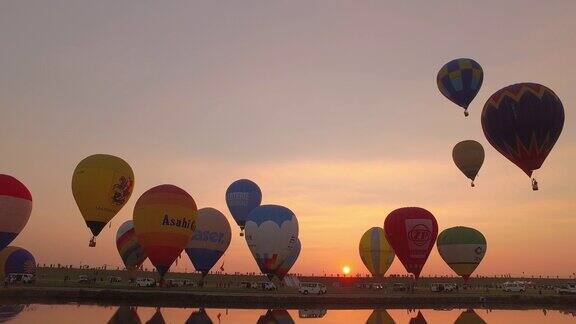 热气球在美丽的日出中起飞