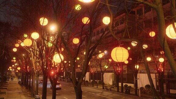 中国传统的街道夜景装饰着大红灯笼