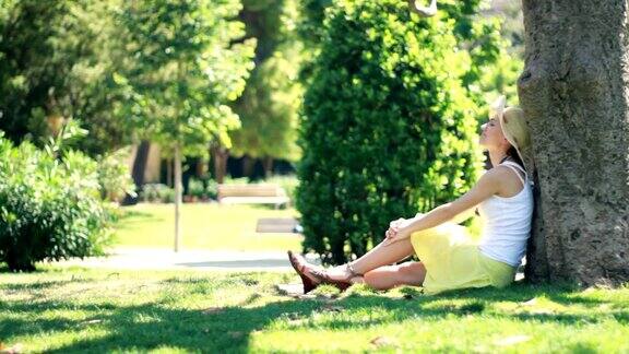年轻漂亮的女人在公园里休息