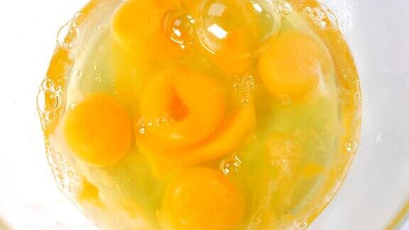 新鲜有机鸡蛋掉进玻璃碗里