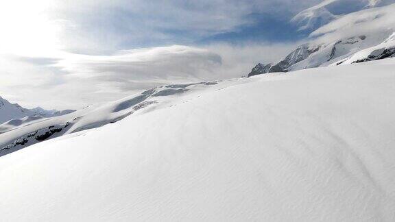 冬季山景的鸟瞰图南部艾尔布鲁斯地区的滑雪场冰雪覆盖的岩石斜坡上有滑雪的痕迹冬季运动