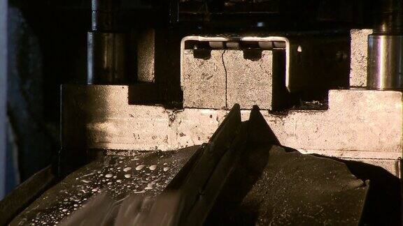 工厂里的自动成形金属零件的机器