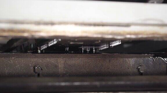 波峰焊接过程在工业机器内部液态金属在电子板上焊接触点