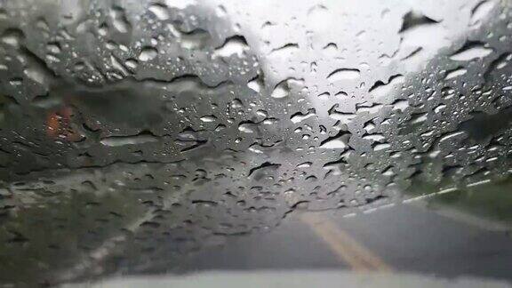 从在雨中行驶在路上的汽车的视角