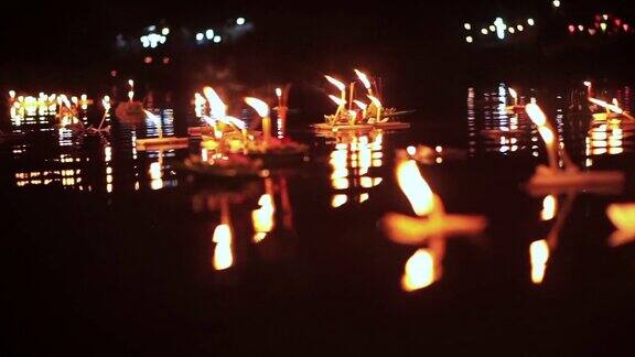 泰国清迈的水牛节成千上万的漂浮的花篮和蜡烛来表达对河神的敬意满月之夜的泰国传统文化