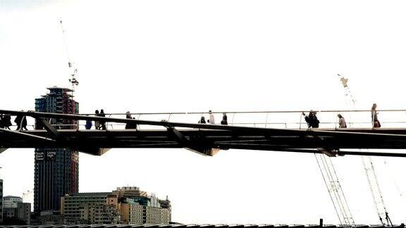 人们在伦敦千禧桥上行走的时间流逝