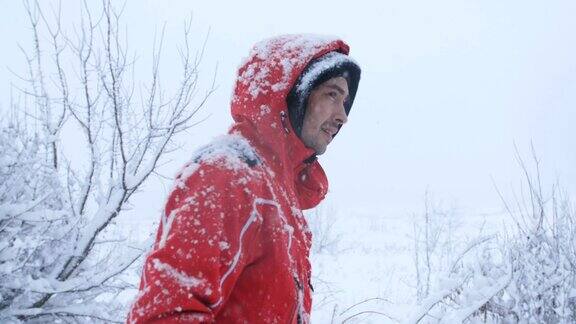 雪地里的男性旅行者在森林的边缘