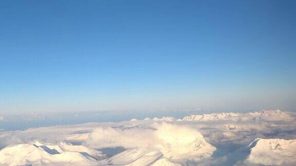 挪威北部雪山的鸟瞰图