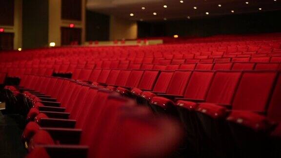 剧院红色座位跟踪中镜头