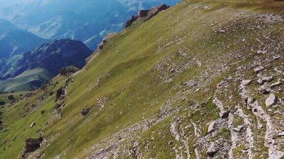 无人机在山