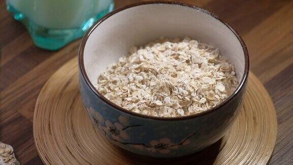 放在桌上的木碗里的燕麦卷或燕麦片