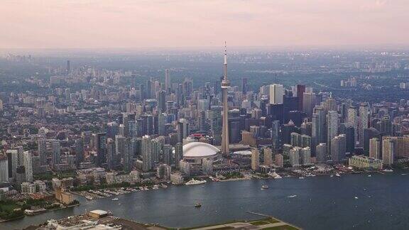 从加拿大安大略湖的内港从空中俯瞰多伦多