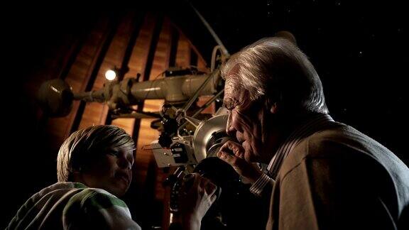 爷爷和孙子在天文台