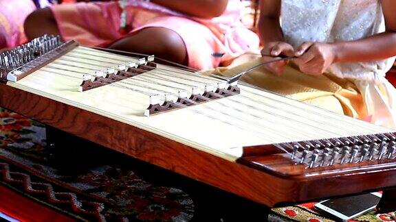 弹奏泰国扬琴的女人