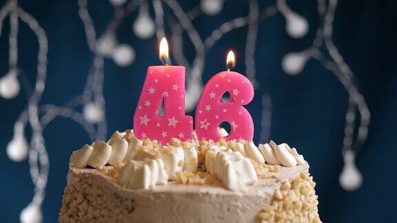 蓝底粉红蜡烛46号生日蛋糕蜡烛吹灭慢动作和近景