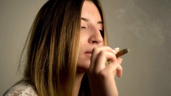 女孩吸烟