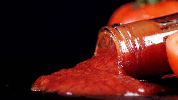 玻璃瓶里的番茄酱在桌上缓缓流淌