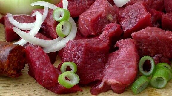 用牛肉和蔬菜做炖牛肉砧板上的新鲜生肉