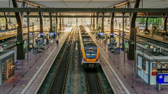 鹿特丹火车站的时间流逝