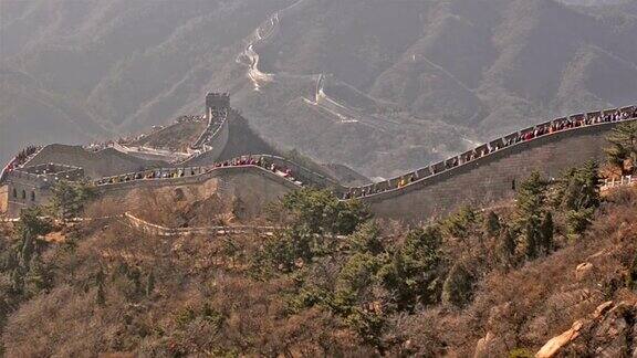 平移:中国八达岭长城的侧视图与许多旅行者