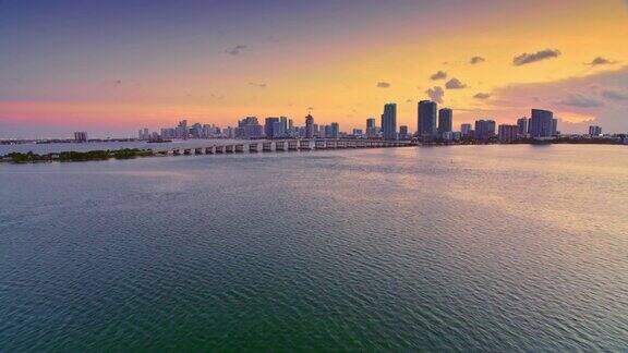 夕阳下的贝弗利阳台和迈阿密市中心