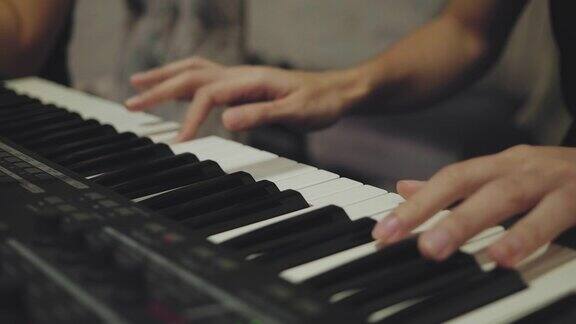 手弹奏白色钢琴