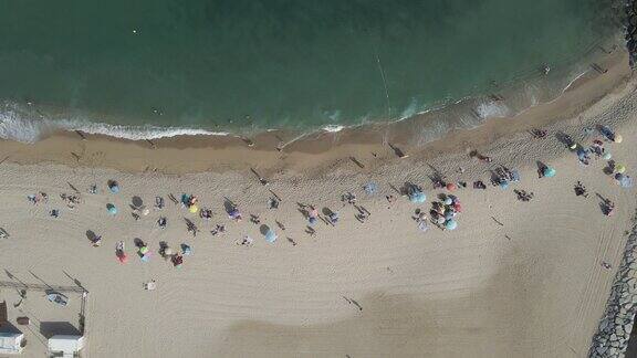 西班牙巴塞罗那加泰罗尼亚的Badalona海滩上人们的鸟瞰图