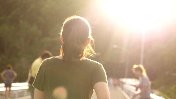 超级慢镜头:一位年轻女子在夕阳下慢跑