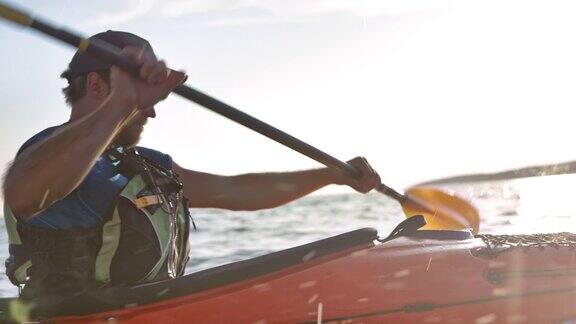 SLOMO男性皮划艇划水在阳光