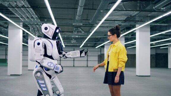 人形机器人牵着一个女孩的手