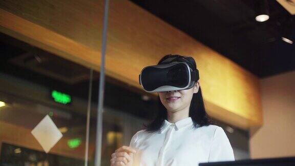 女性在办公室使用虚拟现实眼镜