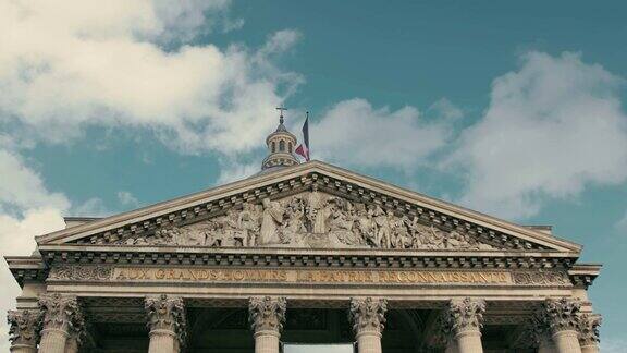 在首都巴黎挥舞着法国国旗