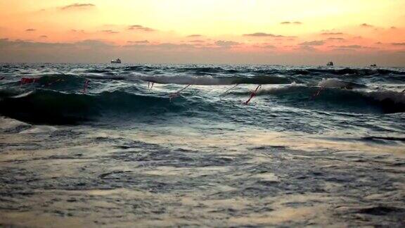 美丽的黄昏海景在暴风雨中禁止洗澡地中海