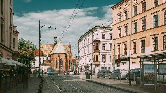 克拉科夫波兰多米尼加广场附近的有轨电车交通、圣方济会修道院和阿西西的圣方济会大教堂