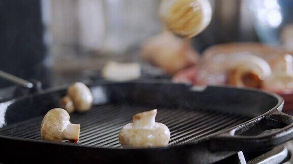 在烤锅上煎蘑菇