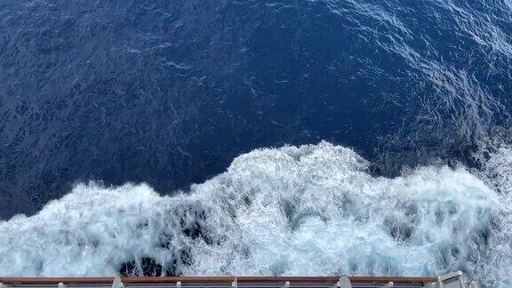 船侧尾流慢动作清晰的蓝色海洋水支柱在太平洋冲洗