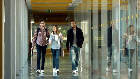 SLOMODS大学生走在走廊上