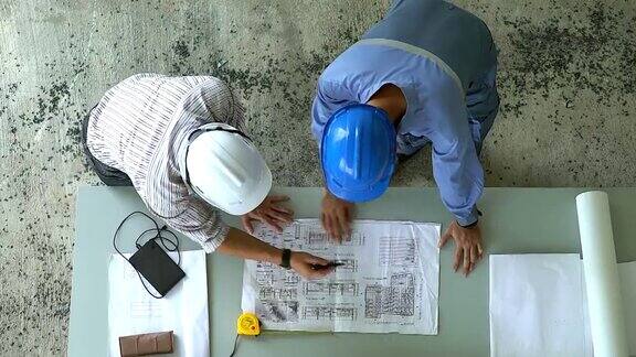 建筑师和工程师开会计划一个新项目建筑设备摆在桌上
