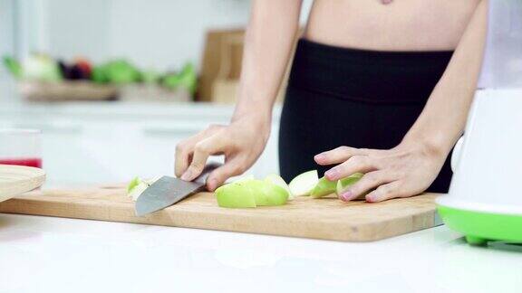 4K超高清:关闭女人的手在厨房切蔬菜和水果的早晨