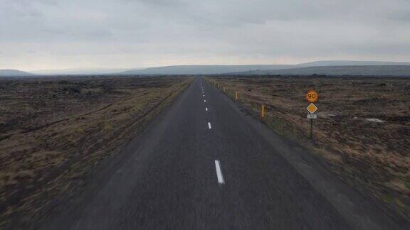 鸟瞰冰岛最重要的高速公路环城公路风景如画的冰岛公路鸟瞰图和美丽的自然高地无人机视图