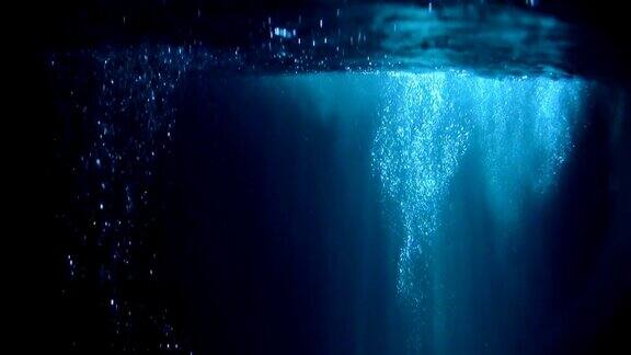 神秘的水下风景和发光的气泡
