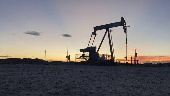 日落时分新墨西哥州卡尔斯巴德附近的泵杰克