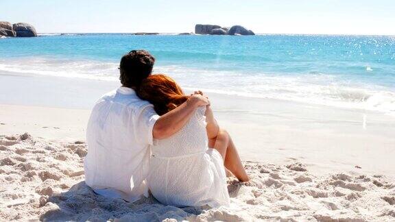 一对幸福的情侣在海滩上放松