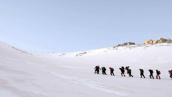 一群面目全非的登山者正在山顶上行走